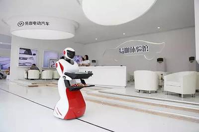 极具智能别具一格 初探易咖电动汽车体验馆的智能机器人销售新体验